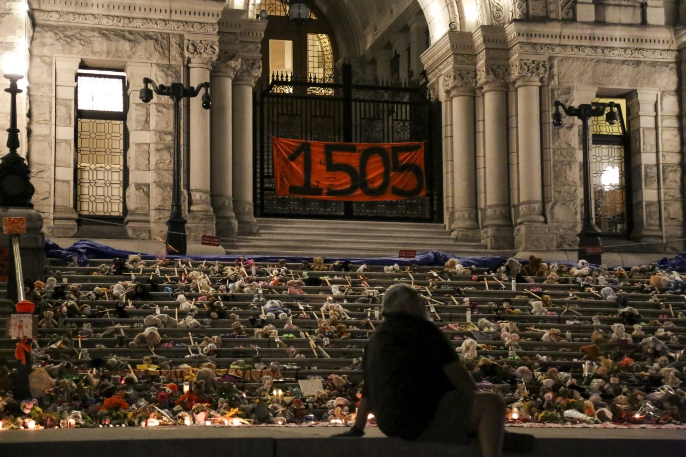 Ludzie zostawiają maskotki, dziecięce buty i znicze przed budynkiem Parlamentu Kolumbii Brytyjskiej - prowincji w Kanadzie, lipiec 2021 Ludzie zostawiają maskotki, dziecięce buty i znicze przed budynkiem Parlamentu Kolumbii Brytyjskiej - prowincji w Kanadzie, lipiec 2021