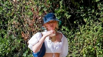 Elsa Hosk zdecydowała się na wyjątkowo modny w tym sezonie zestaw. Piękna modelka założyła letnią, białą bluzkę w stylu boho, do której dobrała czapkę backet i torebkę w tym samym kolorze. 