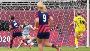Carli Lloyd strzela jedną z bramek w meczu z Australią