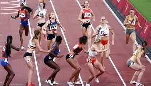 Polki na drugim torze od wewnątrz stadionu
