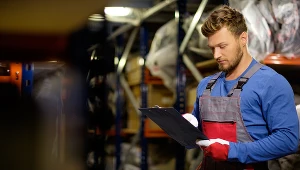 Maleje polski eksport i rośnie deficyt handlowy. To m.in. efekt załamania eksportu polskich zakładów motoryzacyjnych (produkcja części). Zdj. ilustracyjne