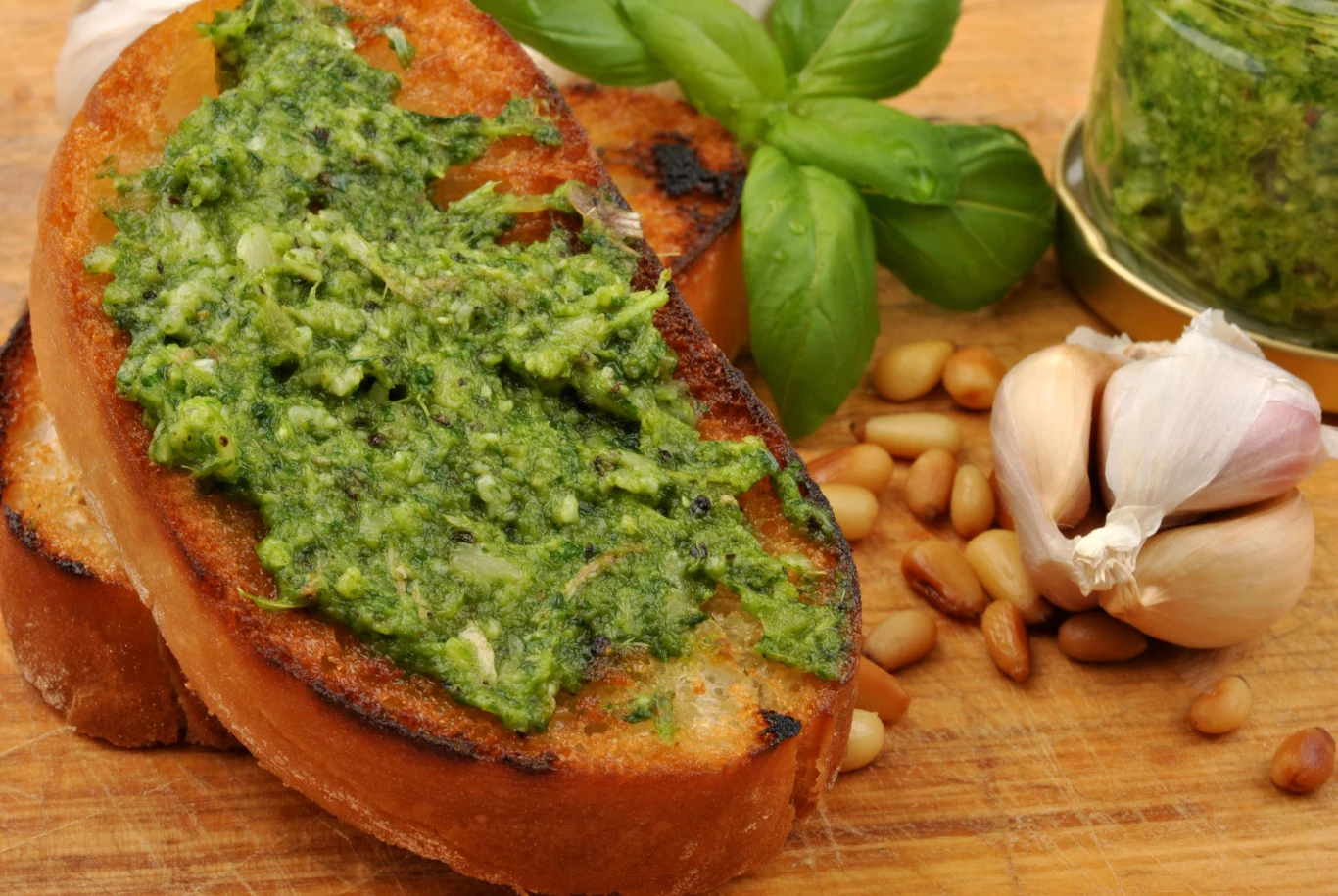 Pesto świetnie sprawdzi się jako dodatek do przekąsek Pesto świetnie sprawdzi się jako dodatek do przekąsek