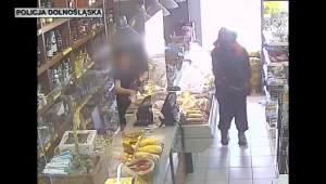 Zuchwały napad trwał sześć sekund. Przebieraniec wyrwał kasę fiskalną i uciekł