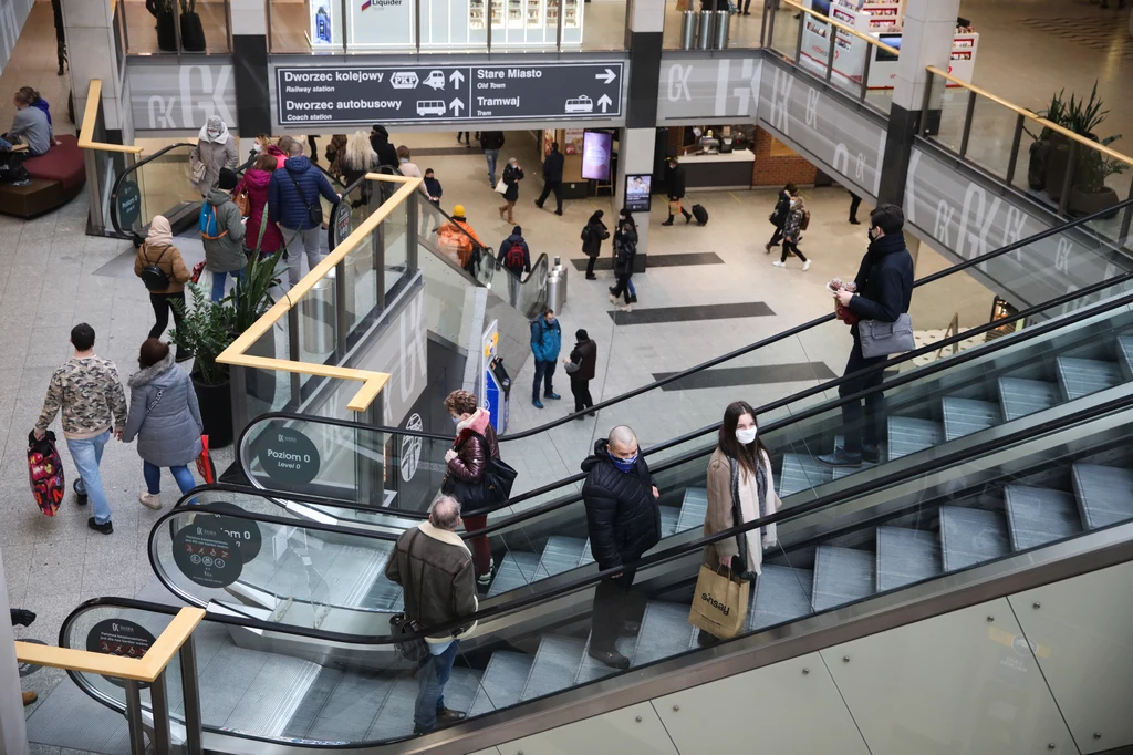 Najemcy centrów handlowych wycofują się z przedłużanych umów najmu...