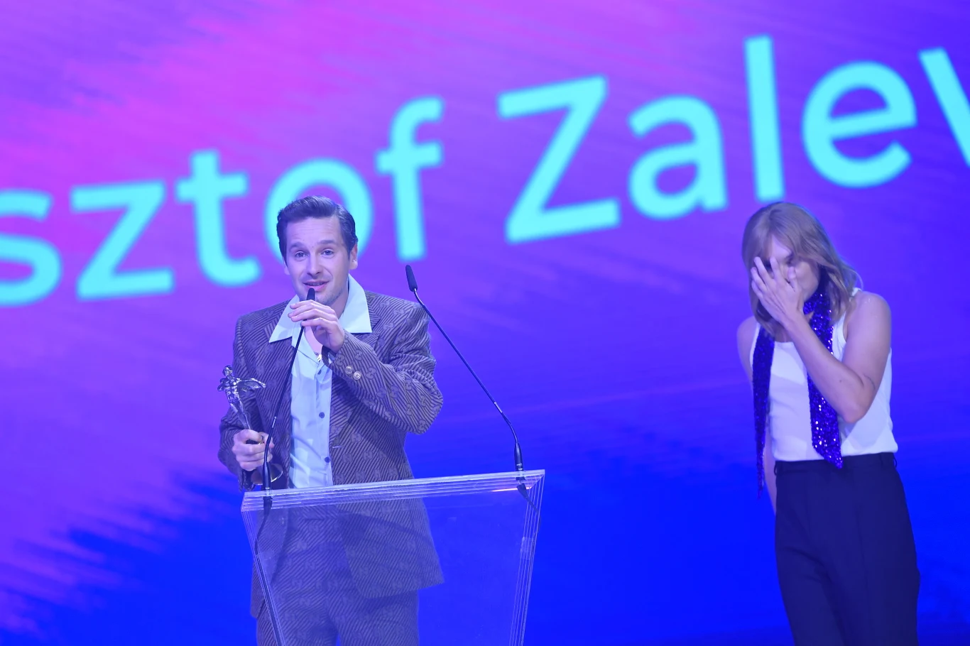 Krzysztof Zalewski zdobył cztery statuetki Fryderyka 2021. Triumfował w kategoriach teledysk roku ("Annuszka"), producent roku (z Andrzejem Markowskim), autor roku i album roku - pop alternatywny ("Zabawa"). Krzysztof Zalewski zdobył cztery statuetki Fryderyka 2021. Triumfował w kategoriach teledysk roku ("Annuszka"), producent roku (z Andrzejem Markowskim), autor roku i album roku - pop alternatywny ("Zabawa").