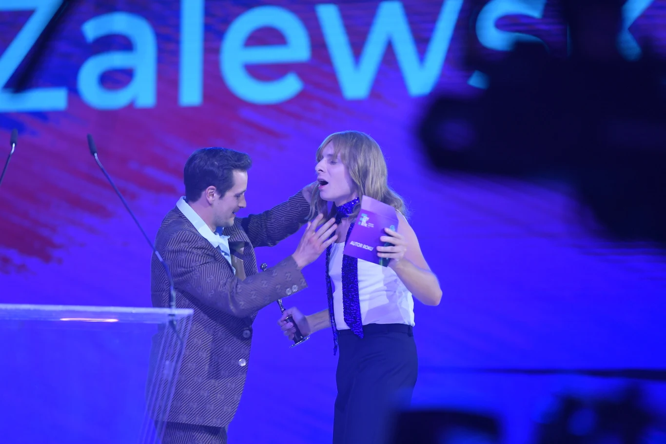 Prowadzący Marcin Prokop "wybrnął" z sytuacji, uznając, że wokalista odniósł się do gwiazdek przyznawanych płytom w recenzjach. Na zdjęciu Krzysztof Zalewski i Ralph Kaminski. Prowadzący Marcin Prokop "wybrnął" z sytuacji, uznając, że wokalista odniósł się do gwiazdek przyznawanych płytom w recenzjach. Na zdjęciu Krzysztof Zalewski i Ralph Kaminski.