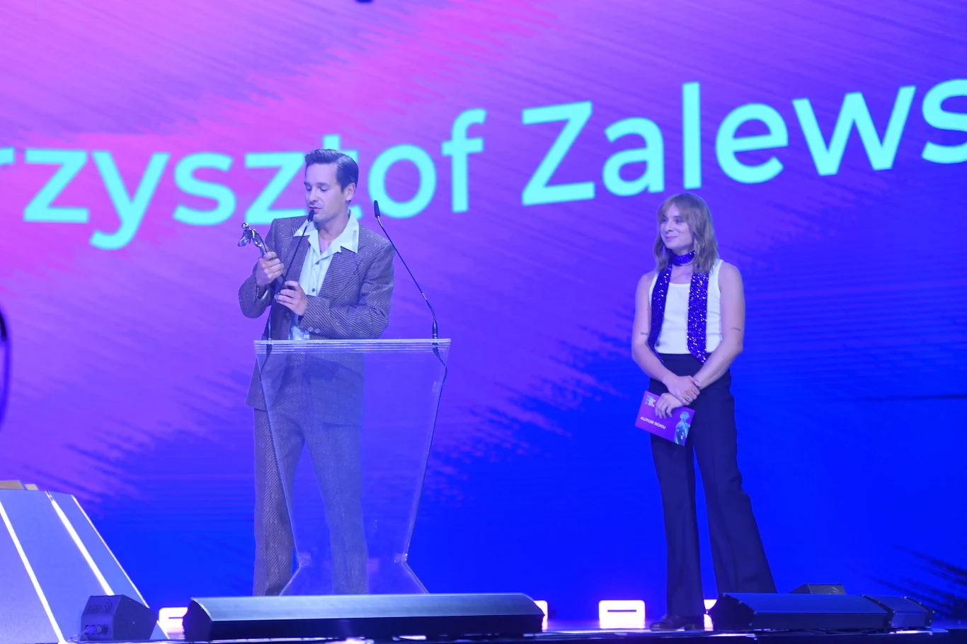 "Ci, którzy tak mówią, chyba mają rację: pięć gwiazdek, trzy gwiazdki i Konfederację" - wygłosił polityczny apel Krzysztof Zalewski. "Ci, którzy tak mówią, chyba mają rację: pięć gwiazdek, trzy gwiazdki i Konfederację" - wygłosił polityczny apel Krzysztof Zalewski.