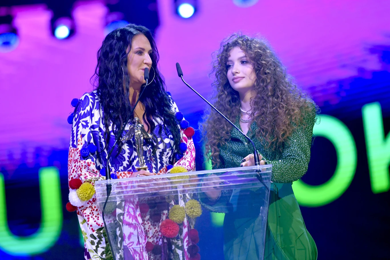 Viki Gabor pojawiła się na scenie obok Kayah. Wspólnie wykonały wielki przebój "Ramię w ramię". Viki Gabor pojawiła się na scenie obok Kayah. Wspólnie wykonały wielki przebój "Ramię w ramię".