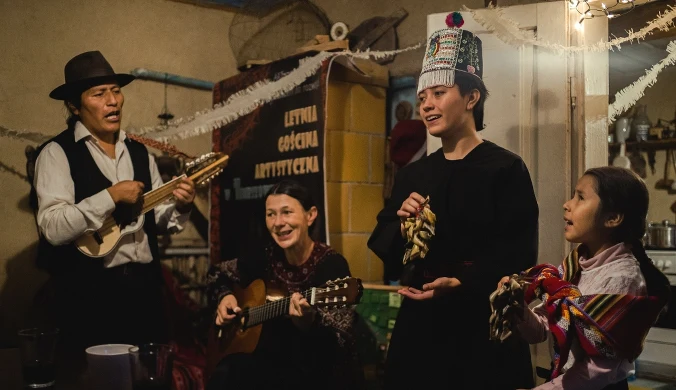 Teatr na dwóch krańcach świata