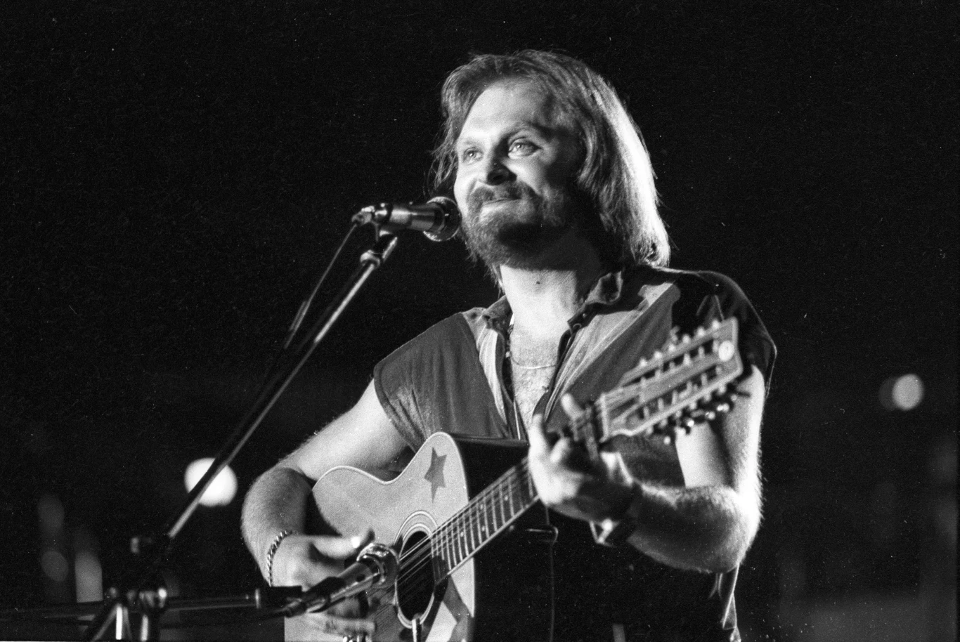 Początkowo Janusz Kruk był znany z bigbitowej grupy Warszawskie Kuranty. Pod koniec lat 60. w zespole pojawiła się wokalistka i flecistka Elżbieta Dmoch. Starszy od niej o pięć lat Kruk był już żonaty (miał też córkę Lilianę), ale szybko zakochał się w 17-letniej Eli. Początkowo Janusz Kruk był znany z bigbitowej grupy Warszawskie Kuranty. Pod koniec lat 60. w zespole pojawiła się wokalistka i flecistka Elżbieta Dmoch. Starszy od niej o pięć lat Kruk był już żonaty (miał też córkę Lilianę), ale szybko zakochał się w 17-letniej Eli.