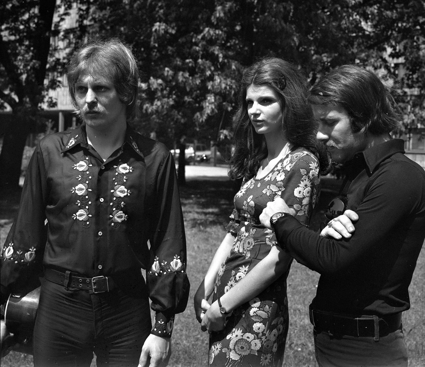 W życiu prywatnym nie wszystko jednak szło tak, jak powinno. W latach 80. Kruk zdradzał żonę, by ostatecznie wziąć rozwód w 1989 r. Lider 2 plus 1 założył kolejną rodzinę - w trzecim małżeństwie doczekał się dwóch synów. Grupa jednak przetrwała te zawirowania, a byli małżonkowie utrzymywali przyjacielskie stosunki. Podobno Dmoch cały czas wierzyła, że były mąż do niej wróci. W życiu prywatnym nie wszystko jednak szło tak, jak powinno. W latach 80. Kruk zdradzał żonę, by ostatecznie wziąć rozwód w 1989 r. Lider 2 plus 1 założył kolejną rodzinę - w trzecim małżeństwie doczekał się dwóch synów. Grupa jednak przetrwała te zawirowania, a byli małżonkowie utrzymywali przyjacielskie stosunki. Podobno Dmoch cały czas wierzyła, że były mąż do niej wróci.