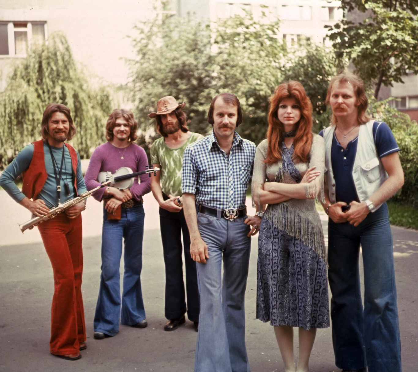 W drugiej połowie lat 70. Krzysztofika zastąpił Cezary Szlązak, a grupa zaczęła podbijać również sceny zagraniczne. Odwiedzili m.in. Stany Zjednoczone, Szkocję, Francję, Niemcy Zachodnie, a także kraje obozu socjalistycznego: Związek Radziecki, Czechosłowację, NRD i egzotyczną Kubę, gdzie wydało singel z piosenkami "Margarita" i "La Habana mi amor" (hiszpańskojęzyczna wersja przeboju "California mon amour"). Karierę międzynarodową wspierały nagrane na potrzeby zagranicznego rynku albumy "Easy Come, Easy Go" i "Warsaw Nights", ale wyjazdy ukróciło wprowadzenie stanu wojennego w 1981 r. W drugiej połowie lat 70. Krzysztofika zastąpił Cezary Szlązak, a grupa zaczęła podbijać również sceny zagraniczne. Odwiedzili m.in. Stany Zjednoczone, Szkocję, Francję, Niemcy Zachodnie, a także kraje obozu socjalistycznego: Związek Radziecki, Czechosłowację, NRD i egzotyczną Kubę, gdzie wydało singel z piosenkami "Margarita" i "La Habana mi amor" (hiszpańskojęzyczna wersja przeboju "California mon amour"). Karierę międzynarodową wspierały nagrane na potrzeby zagranicznego rynku albumy "Easy Come, Easy Go" i "Warsaw Nights", ale wyjazdy ukróciło wprowadzenie stanu wojennego w 1981 r.