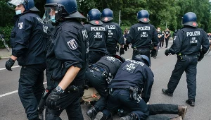 Protesty przeciw polityce covidowej Niemiec w Berlinie