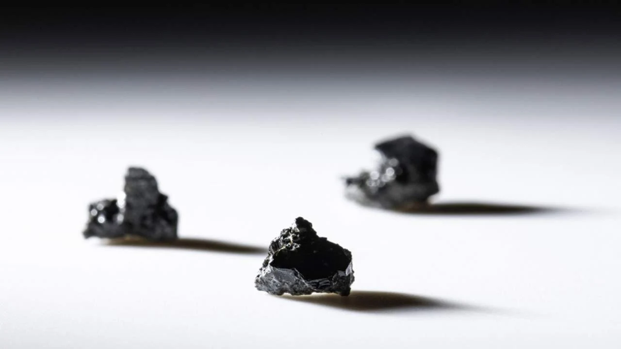 Próbki księżycowego szkła zebrane podczas misji Apollo 16 Próbki księżycowego szkła zebrane podczas misji Apollo 16