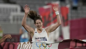 Kate French przekraczająca linię mety w trakcie tokijskich zawodów