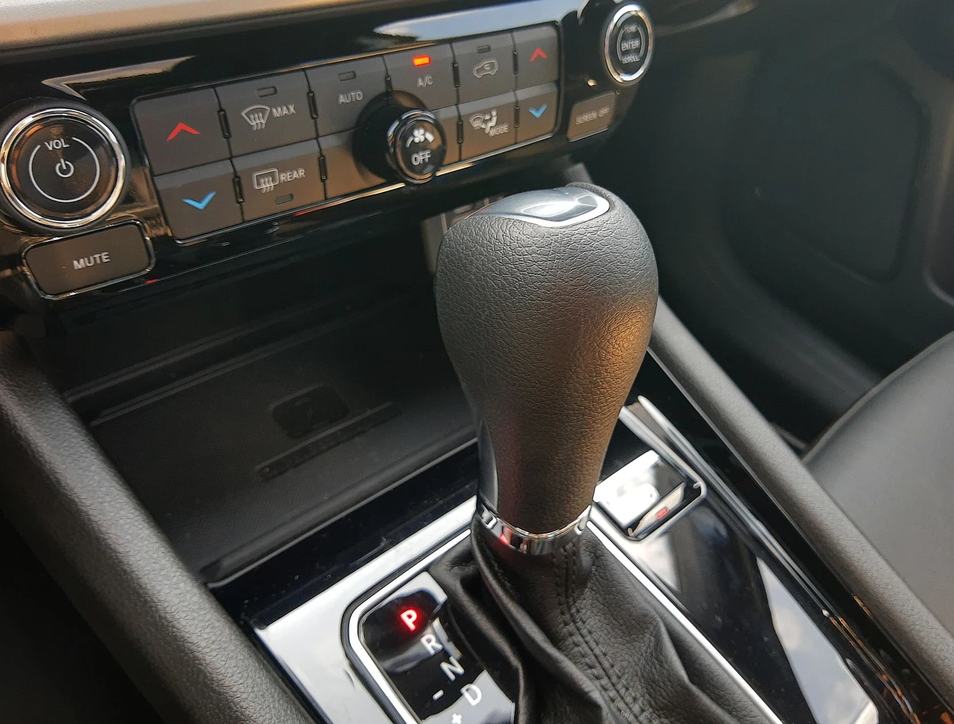 Skrzynia "leniwie" reaguje na wrzucenie wstecznego. Plus za fizyczne przyciski do sterowania nawiewem i głośnością