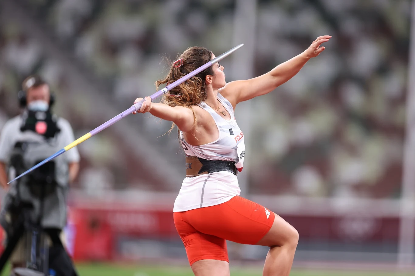 Maria Andrejczyk podczas rzutu.