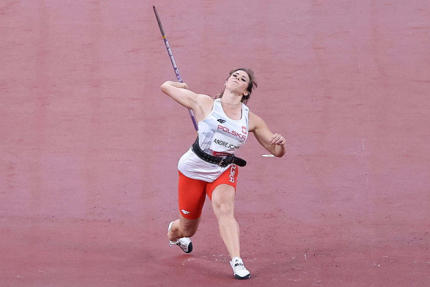Maria Andrejczyk podczas jednego z finałowych rzutów.