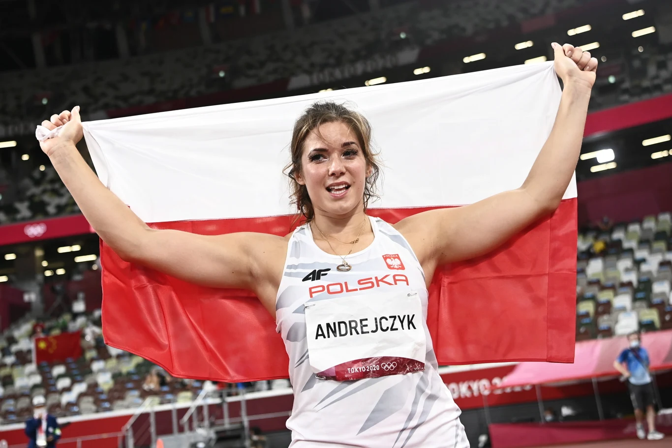Maria Andrejczyk ciesząca się z olimpijskiego srebra.