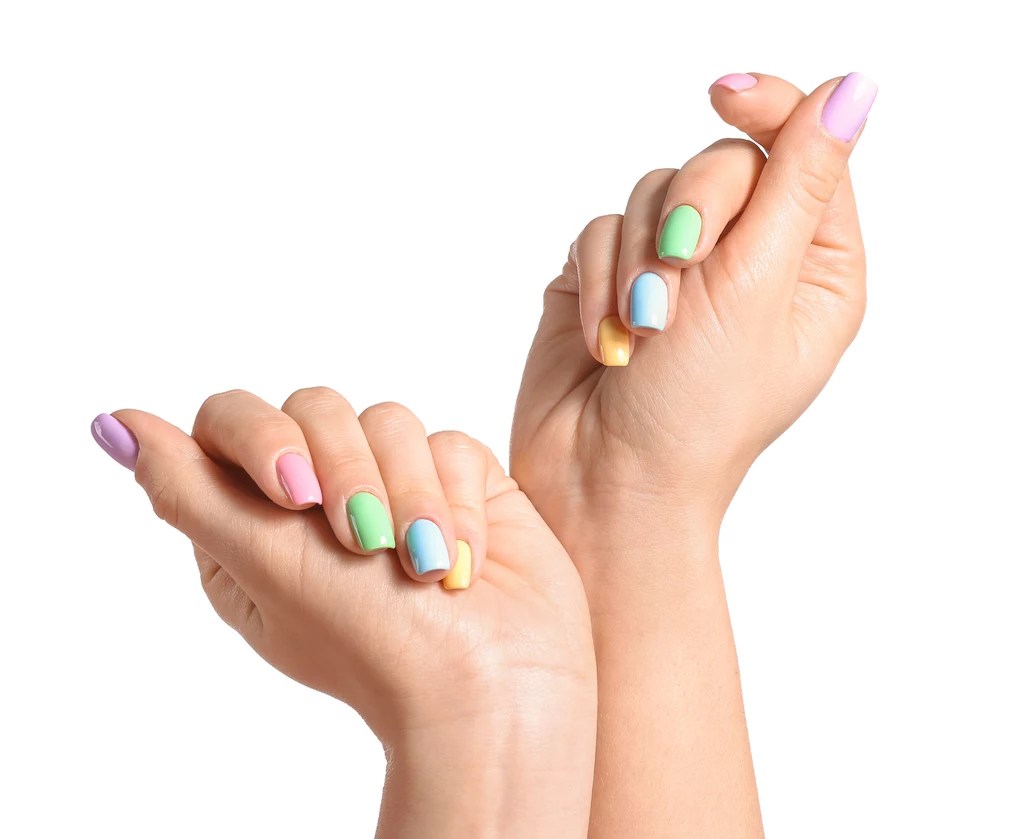 Multikolorowy manicure w pastelowych odcieniach może  być doskonałym dopełnieniem stylizacji boho. Dobrze prezentuje się jesli twoja skóra jest opalona 