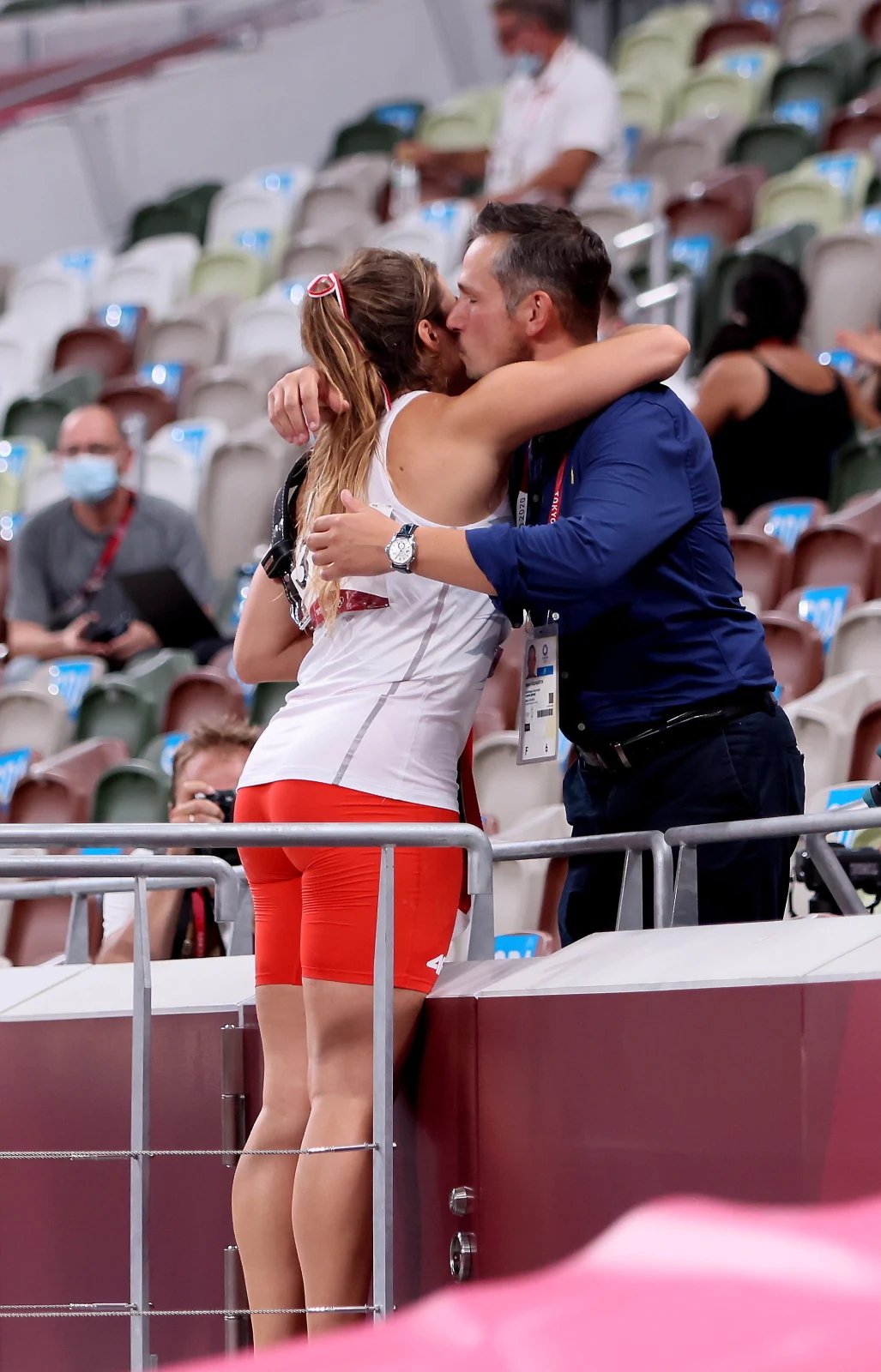 Maria Andrejczyk i Marcin Rosengarten w miłosnym uścisku po finale rzutu oszczepem IO Tokio 2020