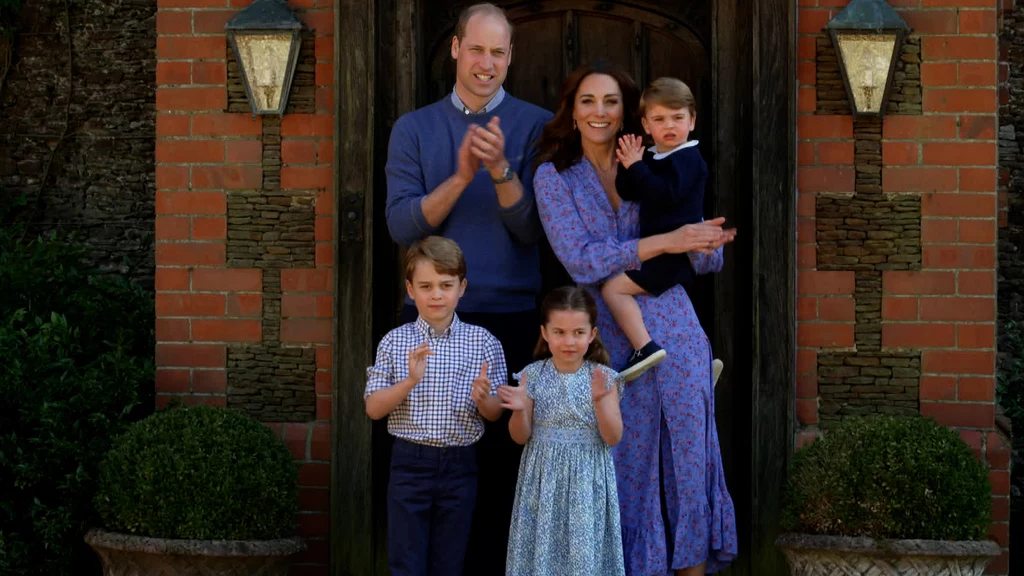 Książę William i księżna Kate już niejednokrotnie pokazali swoją siłę podczas kryzysowych dla monarchii momentów. Brytyjczycy widzą w Katarzynie przyszłą królową. 