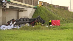 Wypadek na S8. Ciężarówka spadła z wiaduktu