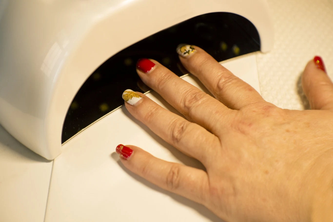 Zbyt wiele dekoracji sprawia, że dłoń wydaje się "ciężka" Zbyt wiele dekoracji sprawia, że dłoń wydaje się "ciężka"