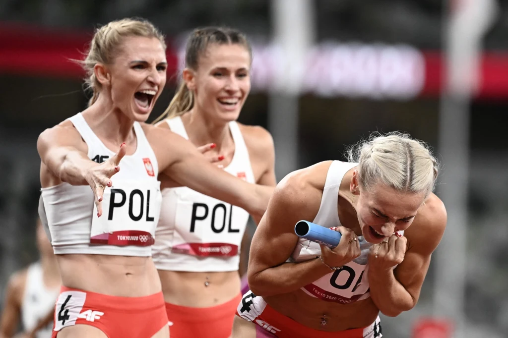 Reprezentantki Polski tuż po wywalczeniu srebra w sztafecie 4x400 m. Od lewej Małgorzata Hołub-Kowalik, Natalia Kaczmarek, Justyna Święty-Ersetic Reprezentantki Polski tuż po wywalczeniu srebra w sztafecie 4x400 m. Od lewej Małgorzata Hołub-Kowalik, Natalia Kaczmarek, Justyna Święty-Ersetic