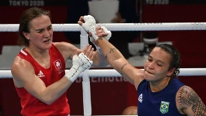 Kellie Harrington (z lewej) i Beatriz Ferreira