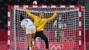 Allison Pineau wykorzystuje rzut karny