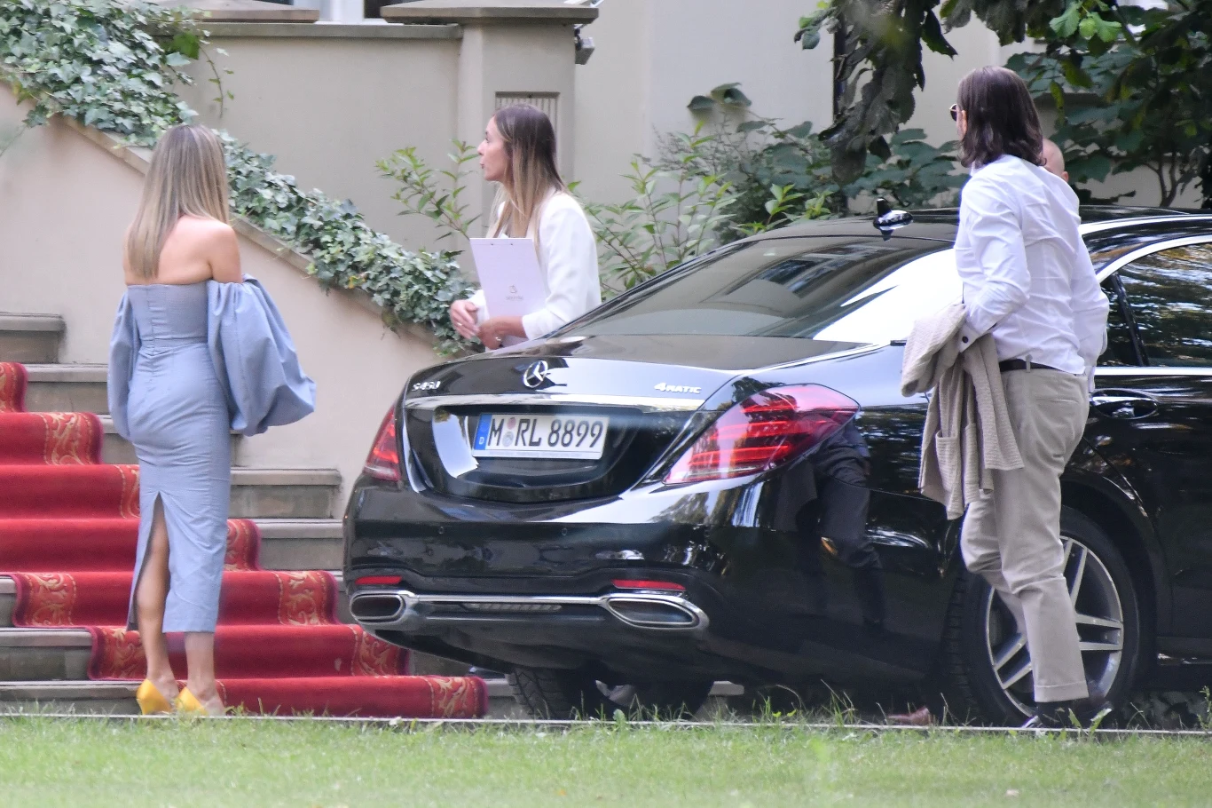 Rozenek i Majdan przed pałacem w Zdunowie