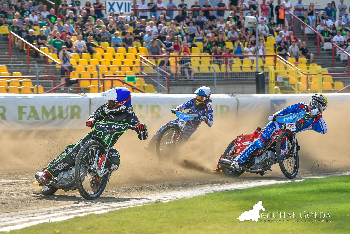 Paweł Trześniewski. Za nim Alan Szczotka (biały) i Drew Kemp (żółty)