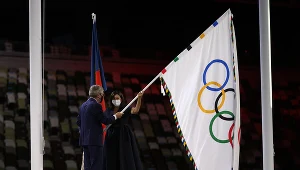 Thomas Bach uroczyście przekazuje flagę olimpijską - atrybut gospodarzy - mer Paryża, Anne Hidalgo.