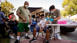 Szczepienia w Paramount, na południe od Los Angeles, Kalifornia