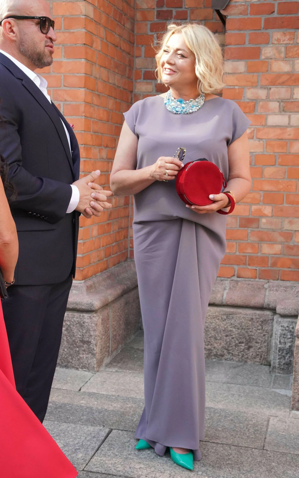 Małgorzata Ostrowska-Królikowska zachwyciła na ślubie syna, ale trudno było ją zobaczyć razem z parą młodą Małgorzata Ostrowska-Królikowska zachwyciła na ślubie syna, ale trudno było ją zobaczyć razem z parą młodą
