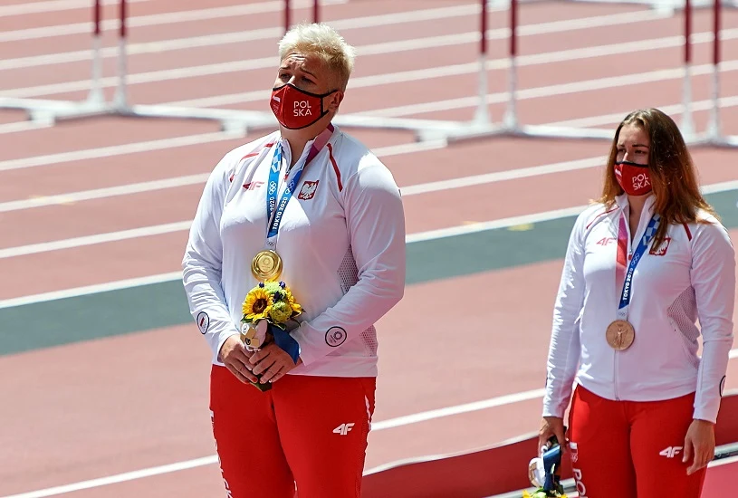 Polki Anita Włodarczyk (złoty medal - L) i Malwina Kopron (brązowy - P) w rzucie młotem na igrzyskach w Tokio