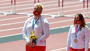 Polki Anita Włodarczyk (złoty medal - L) i Malwina Kopron (brązowy - P) w rzucie młotem na igrzyskach w Tokio