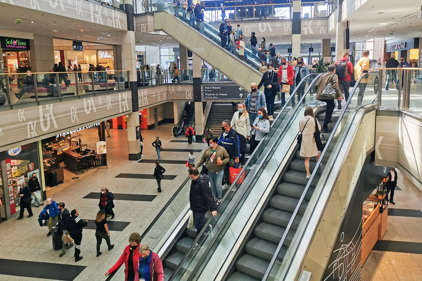 Ludzkie ciało. Człowiek również potrafi wyprodukować energię cieplną. Jedno z największych centrów handlowych w Minneapolis w USA ogrzewane jest częściowo ciepłem kupujących. Jedynymi dodatkowo ogrzewanymi obszarami są wejścia do budynku, a reszta centrum handlowego sprytnie wykorzystuje ciepłotę ciała ponad 109 000 codziennych gości i pracowników. Ten system wykonuje tak dobrze swoją pracę, że nawet w zimie, kiedy temperatury mogą spaść poniżej zera, centrum handlowe wykorzystuje ten system „autoklimatyzacji”, aby utrzymać komfortową temperaturę 21 stopni dla kupujących.