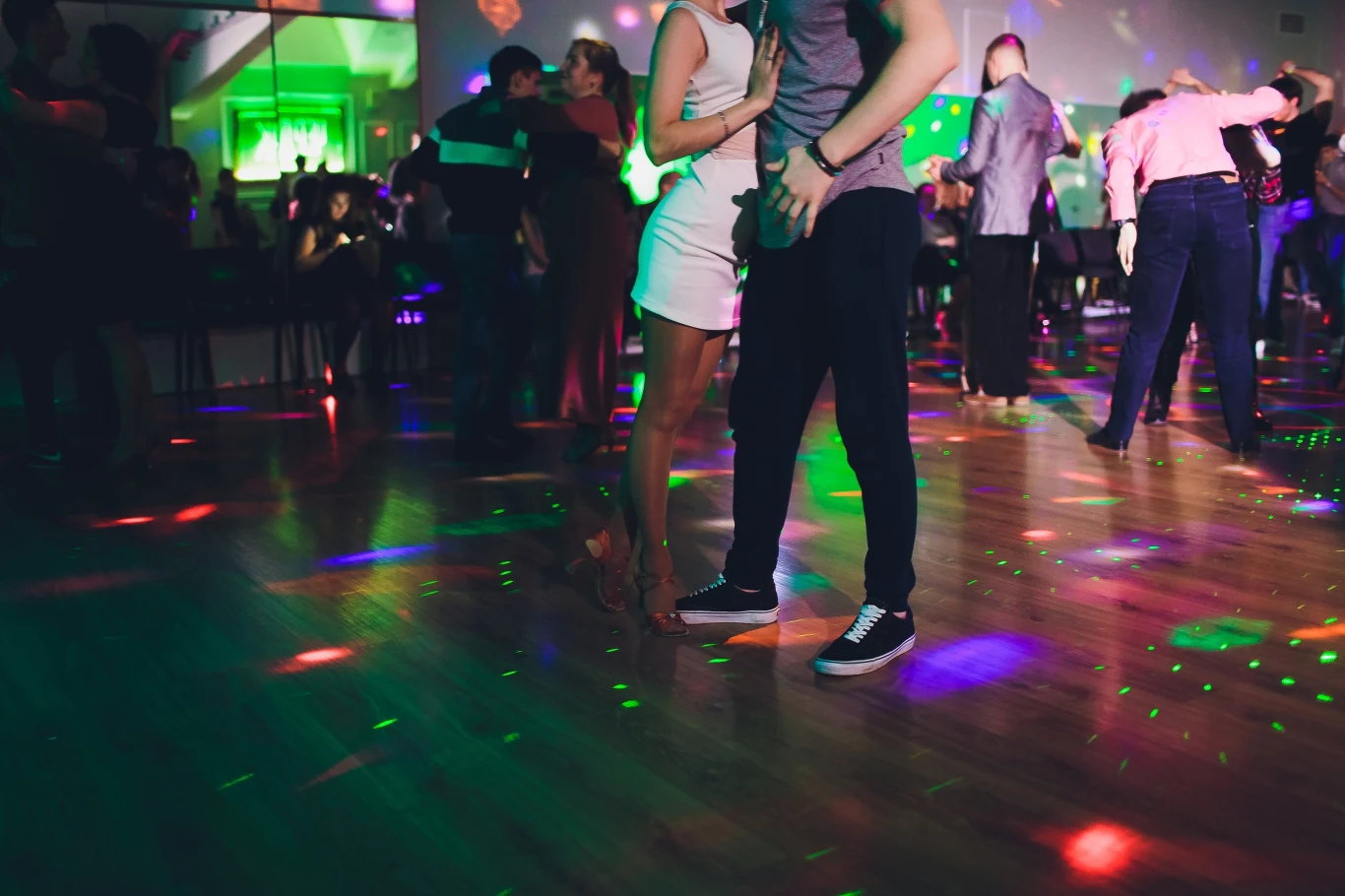 Podłogi kinetyczne. A może by zamienić ruch w energię? Podłogi kinetyczne znajdują się już w niektórych miejscach londyńskiego metra i zbierają energię pochodzącą z tupania tysięcy ludzi po nich chodzących. W klubach holenderskiego Rotterdamu również możemy się z nimi spotkać.