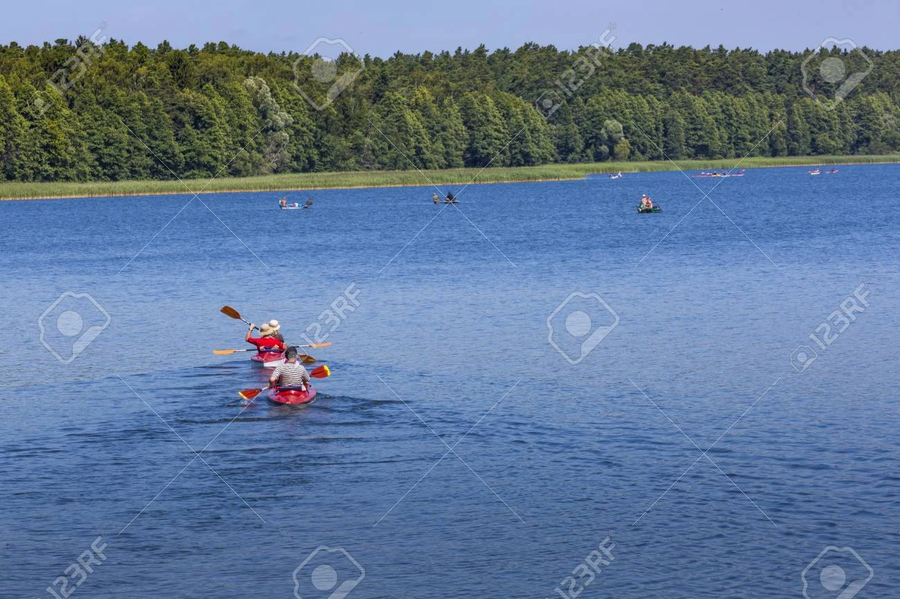Poseł PiS z Mazur Wojciech Kossakowski powiedział PAP, że rząd wraca do pomysłu połączenia Szlaku Wielkich Jezior Mazurskich w pętlę ze względu na możliwość sfinansowania tej inwestycji w ramach środków Polskiego Ładu. "Mamy parlamentarny zespół, w którym omawiamy tę koncepcję, już wspominałem o tym premierowi, na tak jest minister Adamczyk. Jako posłowie ziemi mazurskiej będziemy robić wszystko, by tę inwestycję zrealizować" - powiedział PAP Kossakowski