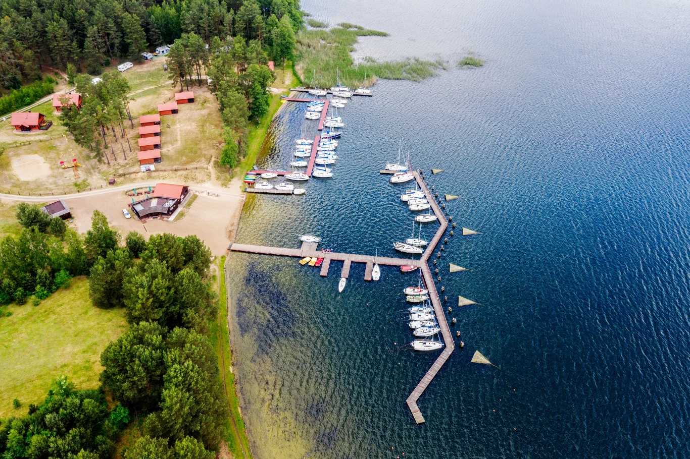 Poseł PiS z Mazur Wojciech Kossakowski powiedział PAP, że rząd wraca do pomysłu połączenia Szlaku Wielkich Jezior Mazurskich w pętlę ze względu na możliwość sfinansowania tej inwestycji w ramach środków Polskiego Ładu. "Mamy parlamentarny zespół, w którym omawiamy tę koncepcję, już wspominałem o tym premierowi, na tak jest minister Adamczyk. Jako posłowie ziemi mazurskiej będziemy robić wszystko, by tę inwestycję zrealizować" - powiedział PAP Kossakowski.