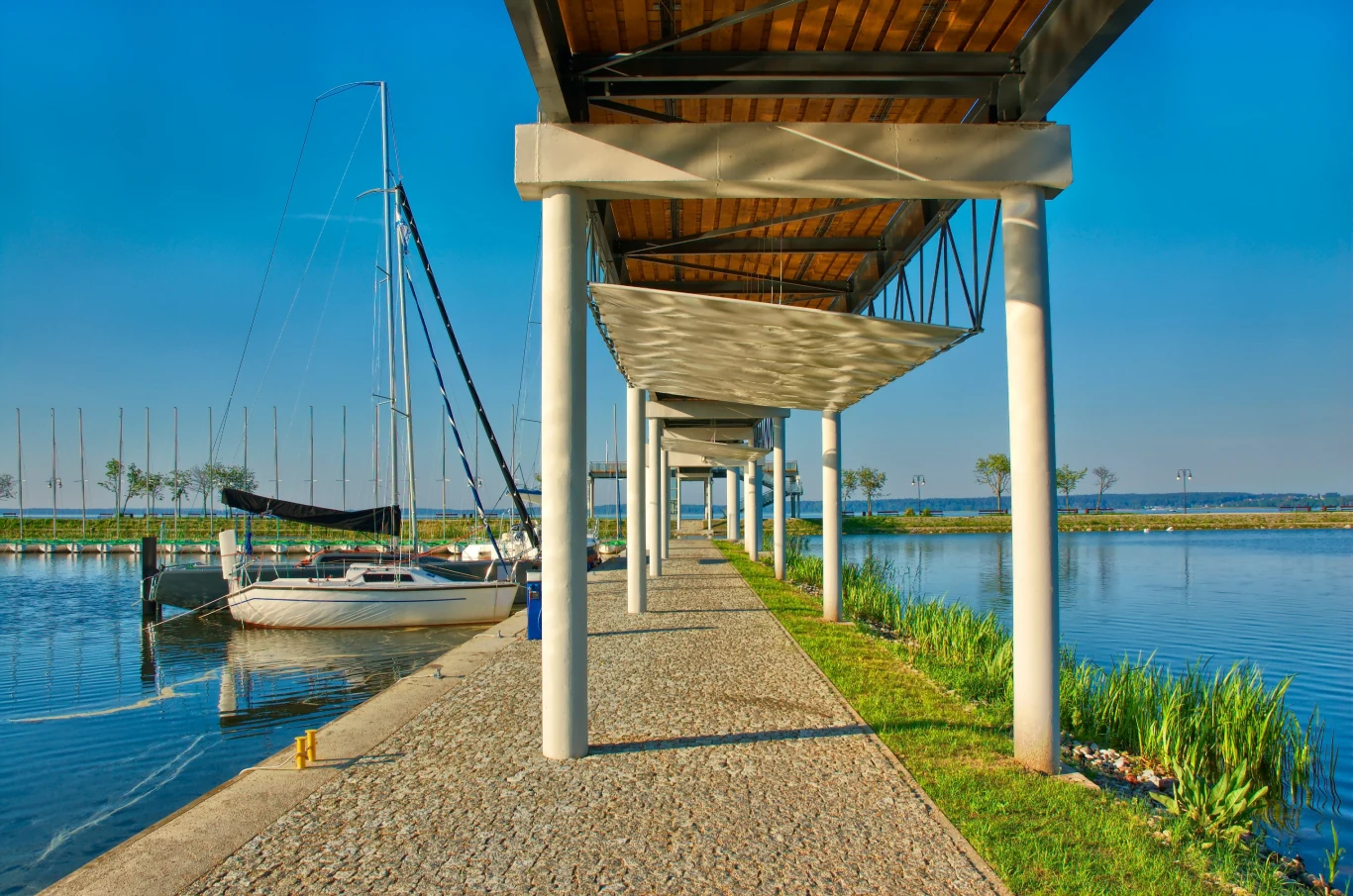 W ostatnich dwóch latach znacznie wzrosła liczba osób żeglujących po Wielkich Jeziorach Mazurskich. Zwolennicy połączenia szlakiem kolejnych jezior argumentują, że stworzenie Mazurskiej Pętli rozładowałoby tłok na obecnym szlaku i podniosło jego atrakcyjność. Przeciwnicy tej inwestycji od lat wskazują, że "zabije to dzikość Mazur" i bezpowrotnie zniszczy środowisko naturalne. 