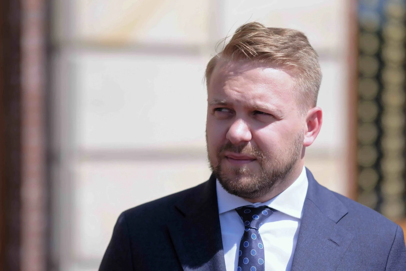 Wiceminister klimatu i środowiska Jacek Ozdoba podczas konferencji prasowej przed Pałacem Kultury Zagłębie w Dąbrowie Górniczej Wiceminister klimatu i środowiska Jacek Ozdoba podczas konferencji prasowej przed Pałacem Kultury Zagłębie w Dąbrowie Górniczej