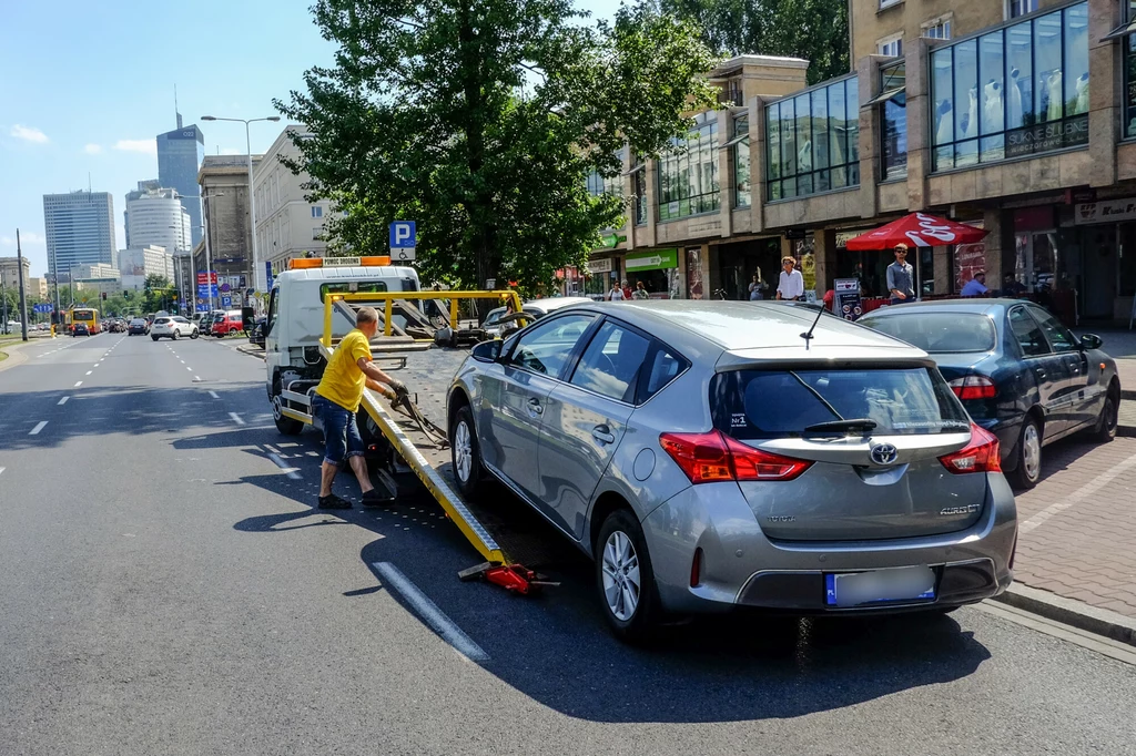 Dobre assistance pomoże kierowcy w wielu podbramkowych sytuacjach. Niektórzy próbują na tym nieuczciwie zarobić (zdjęcie ilustracyjne)