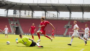 ŁKS ma ciut lepszą trawę od Widzewa. O pięć procent