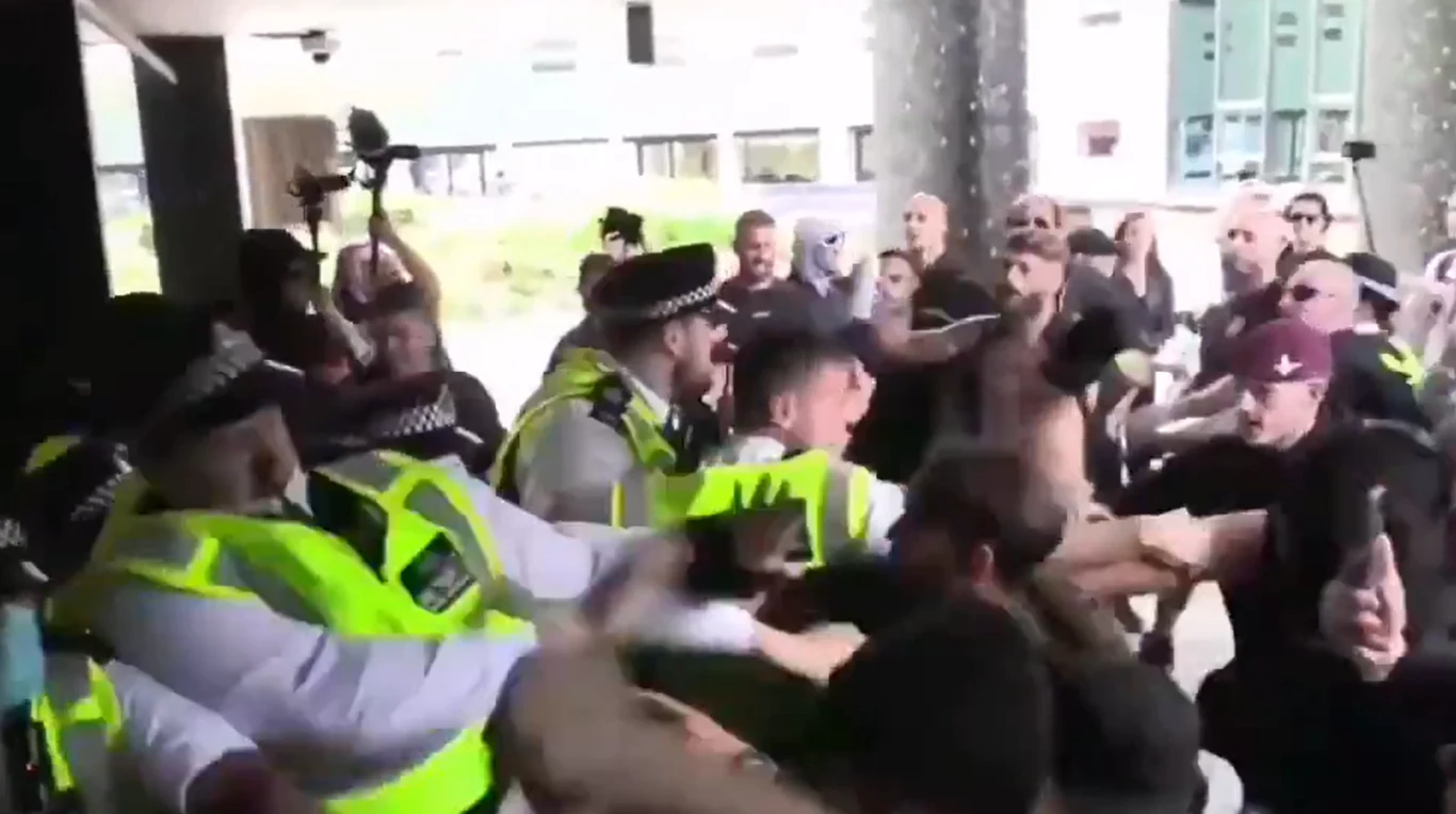 Antyszczepionkowcy próbowali się wedrzeć do dawnej siedziby BBC (Źródło: News For All Ireland) Antyszczepionkowcy próbowali się wedrzeć do dawnej siedziby BBC (Źródło: News For All Ireland)