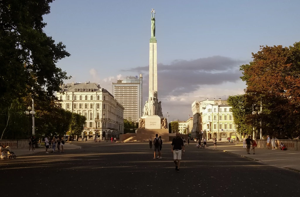 Pomnik Wolności w Rydze to jeden z symboli miasta. Monumentalna postać kobiety stojąca na obelisku dzierży w dłoniach trzy gwiazdy - symbolizują one trzy historyczne regiony państwa