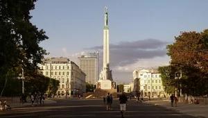Pomnik Wolności w Rydze to jeden z symboli miasta. Monumentalna postać kobiety stojąca na obelisku dzierży w dłoniach trzy gwiazdy - symbolizują one trzy historyczne regiony państwa