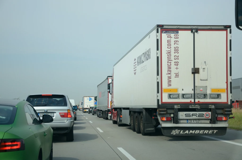 Ciężarówki na autostradzie.